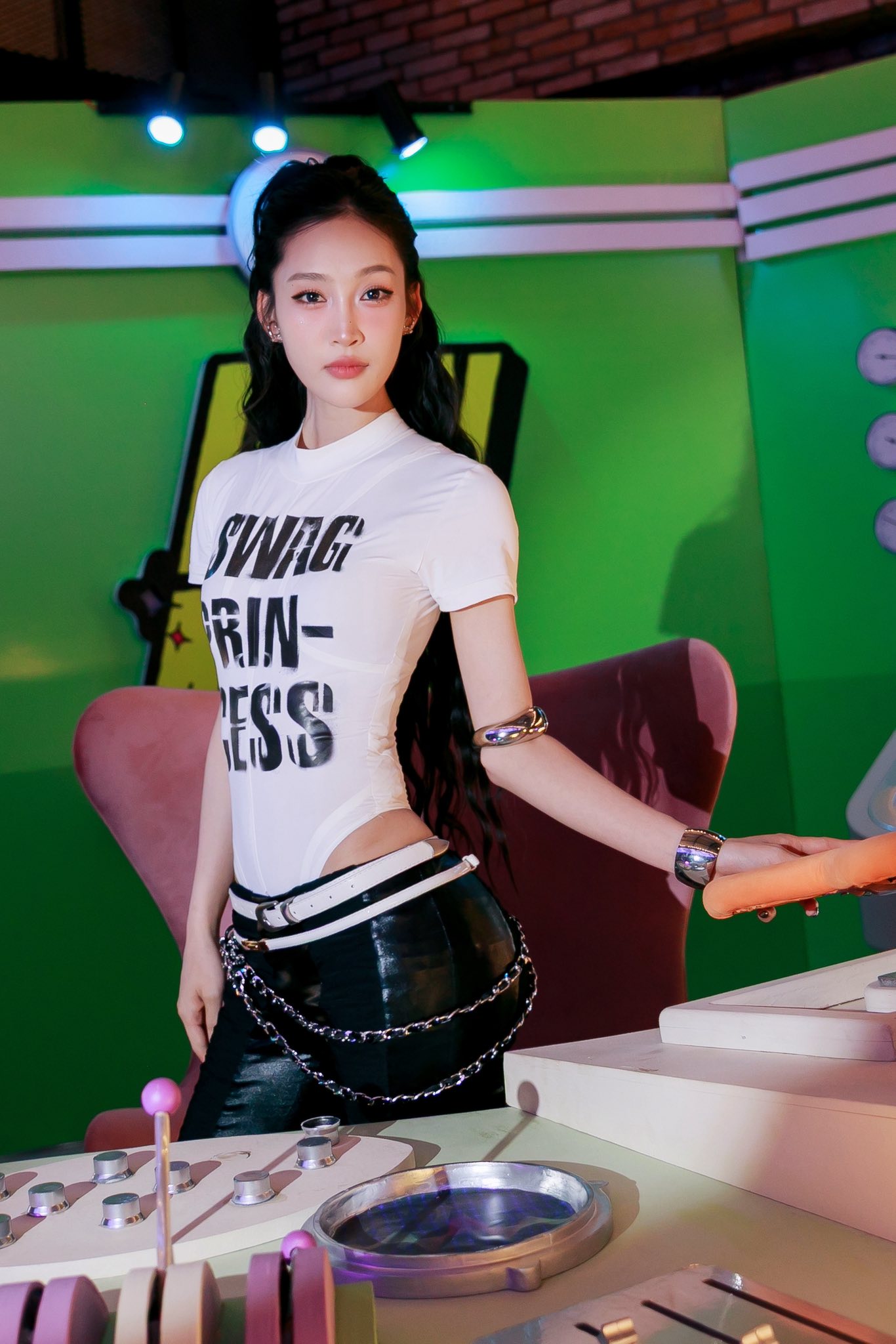 Jyky San ngày càng tỏa sáng tại "Em xinh say hi": Làm răng kiểu này bảo sao visual chuẩn bạch nguyệt quang, nụ cười trong veo ai nhìn cũng mê- Ảnh 6. Jyky San ngày càng tỏa sáng tại "Em xinh say hi": Làm răng kiểu này bảo sao visual chuẩn bạch nguyệt quang, nụ cười trong veo ai nhìn cũng mê- Ảnh 6.