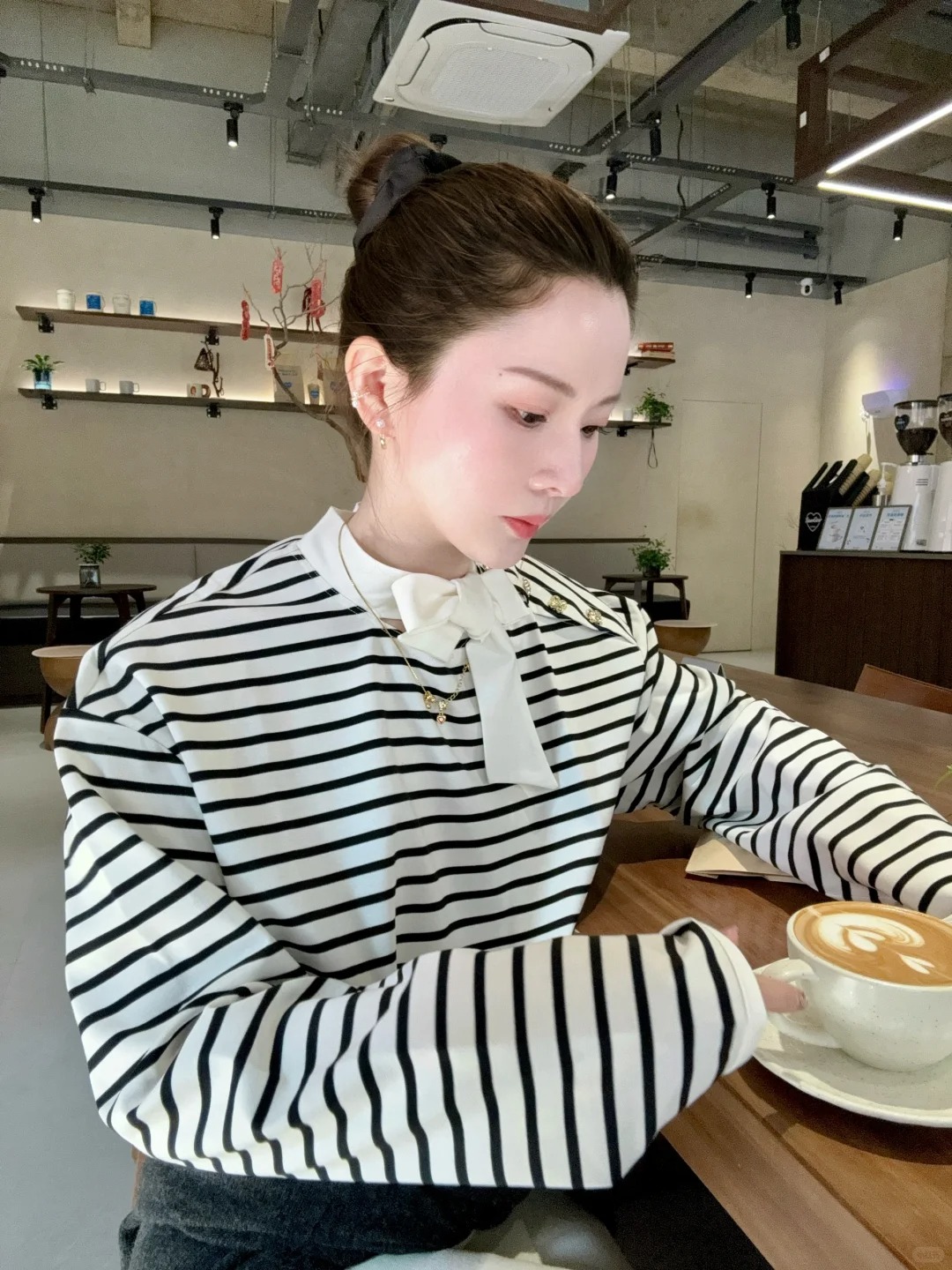 Mặc họa tiết kẻ ngang thế nào để vừa thời thượng vừa mang lại may mắn?- Ảnh 2. Mặc họa tiết kẻ ngang thế nào để vừa thời thượng vừa mang lại may mắn?- Ảnh 2.