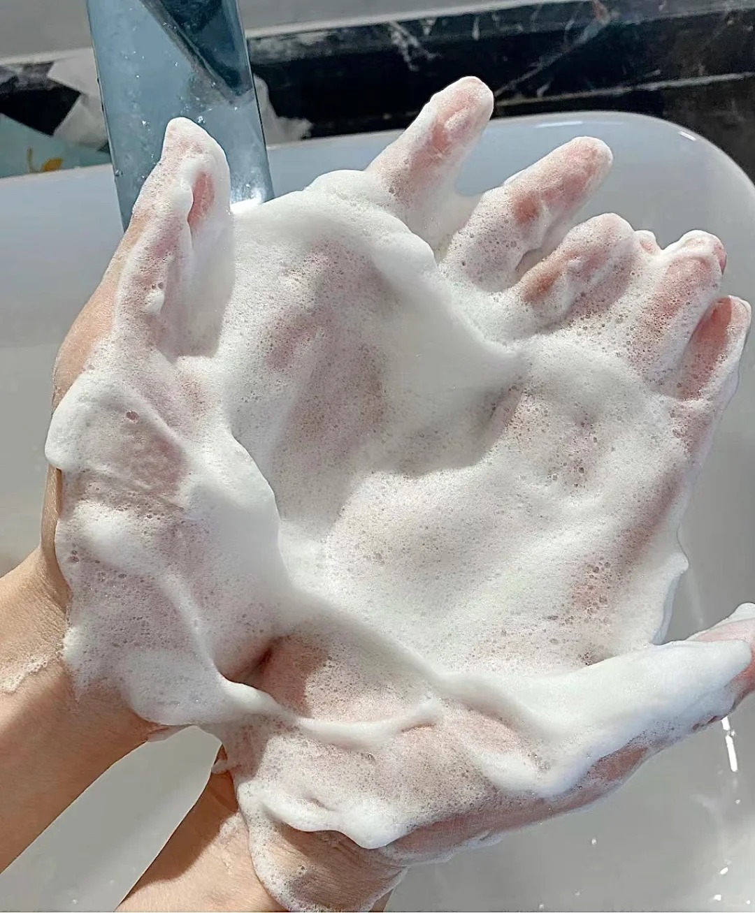 Thay đổi cách rửa mặt, lỗ chân lông của tôi nhỏ hẳn lại và da "đẹp lên trông thấy"- Ảnh 3.