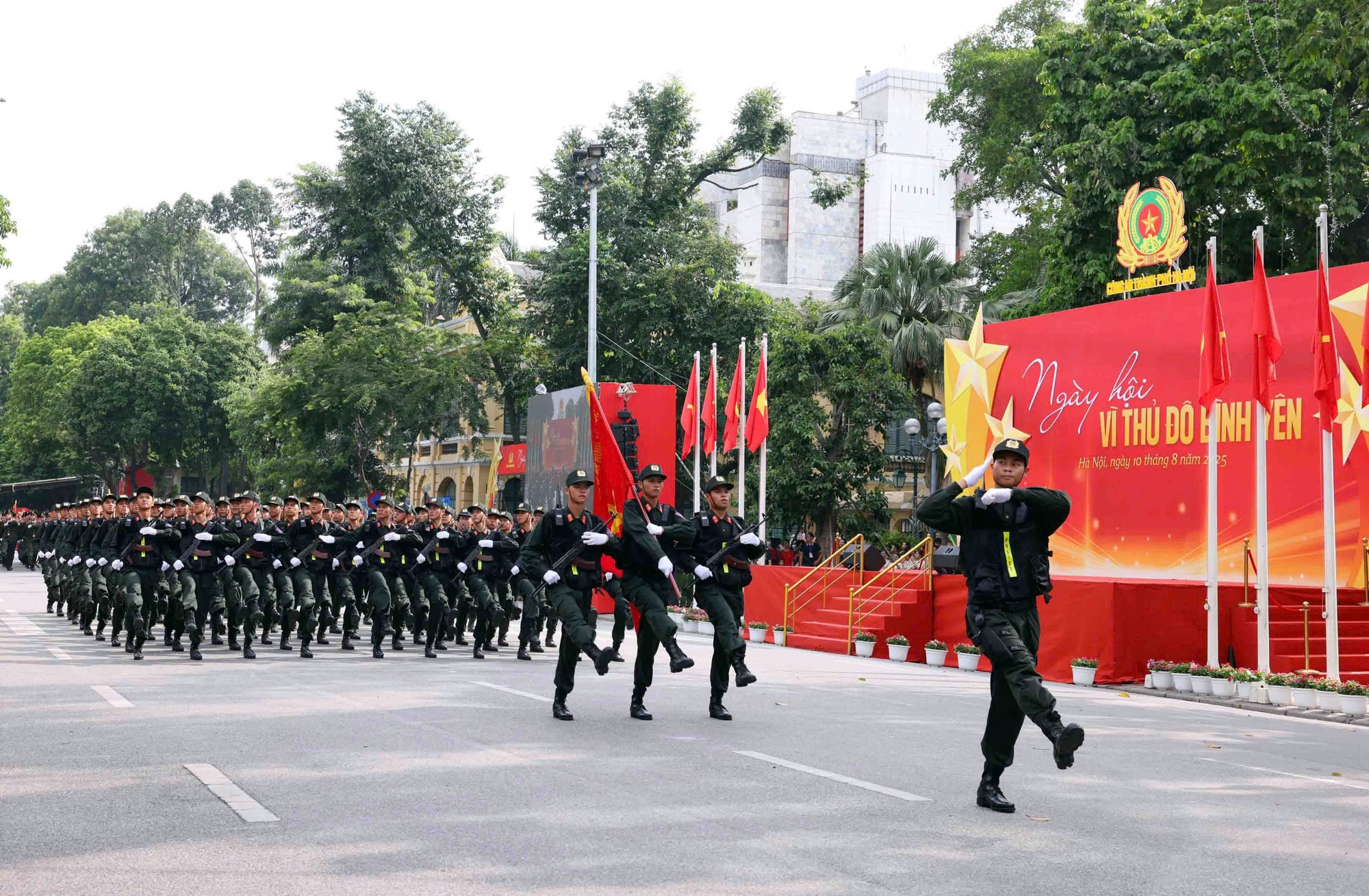 Ngày hội 'Vì Thủ đô bình yên' - Tôn vinh 80 năm truyền thống Công an Thủ đô- Ảnh 12. Ngày hội 'Vì Thủ đô bình yên' - Tôn vinh 80 năm truyền thống Công an Thủ đô- Ảnh 12.