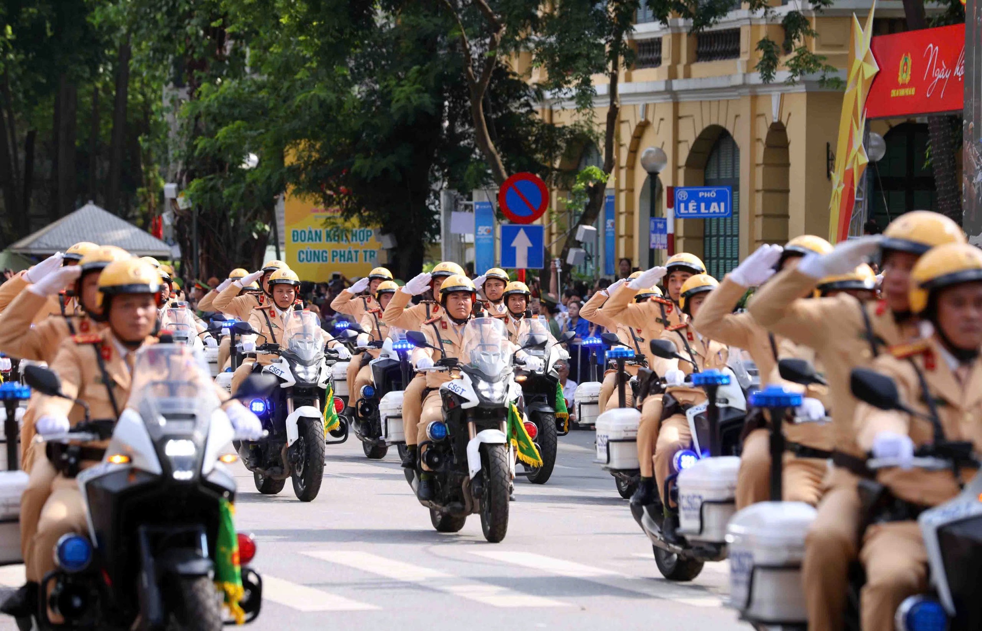 Ngày hội 'Vì Thủ đô bình yên' - Tôn vinh 80 năm truyền thống Công an Thủ đô- Ảnh 14. Ngày hội 'Vì Thủ đô bình yên' - Tôn vinh 80 năm truyền thống Công an Thủ đô- Ảnh 14.