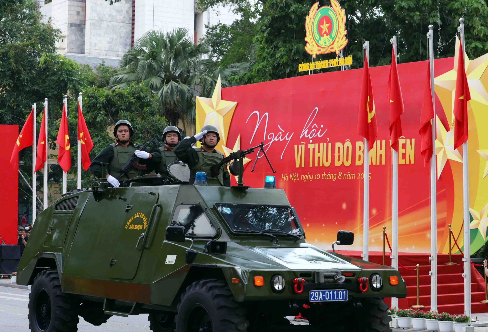 Ngày hội 'Vì Thủ đô bình yên' - Tôn vinh 80 năm truyền thống Công an Thủ đô- Ảnh 15. Ngày hội 'Vì Thủ đô bình yên' - Tôn vinh 80 năm truyền thống Công an Thủ đô- Ảnh 15.