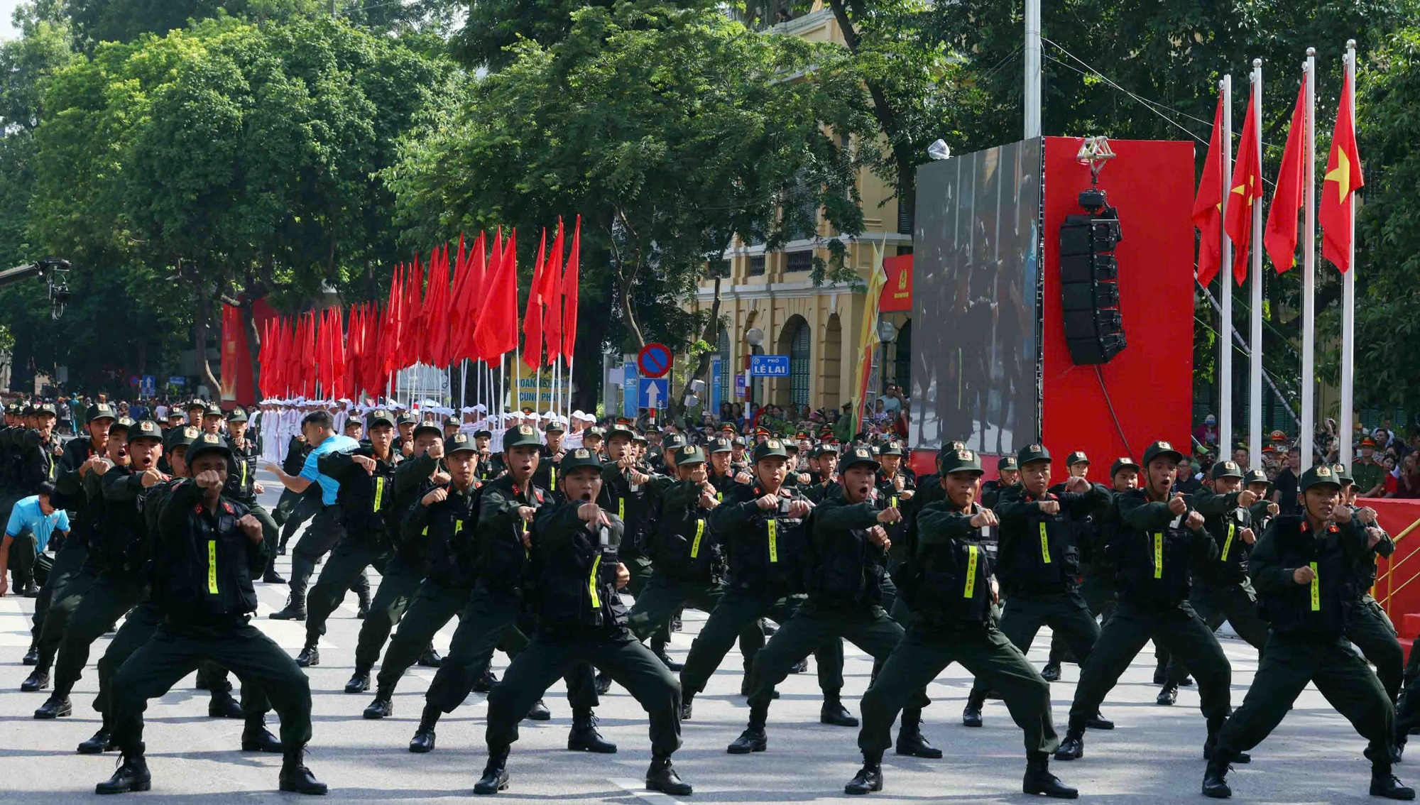 Ngày hội 'Vì Thủ đô bình yên' - Tôn vinh 80 năm truyền thống Công an Thủ đô- Ảnh 18. Ngày hội 'Vì Thủ đô bình yên' - Tôn vinh 80 năm truyền thống Công an Thủ đô- Ảnh 18.