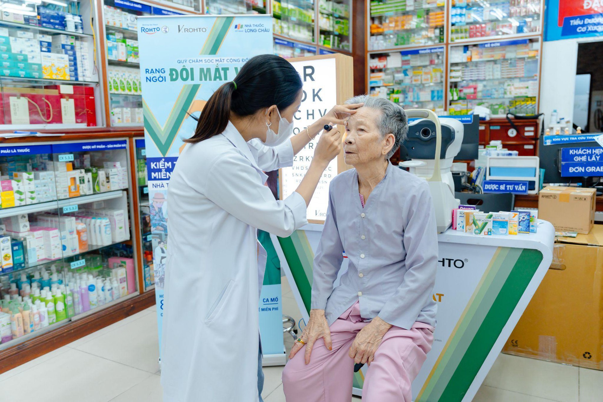 Long Châu và V.Rohto tầm soát thị lực miễn phí – Vì sức khỏe đôi mắt Việt- Ảnh 1.