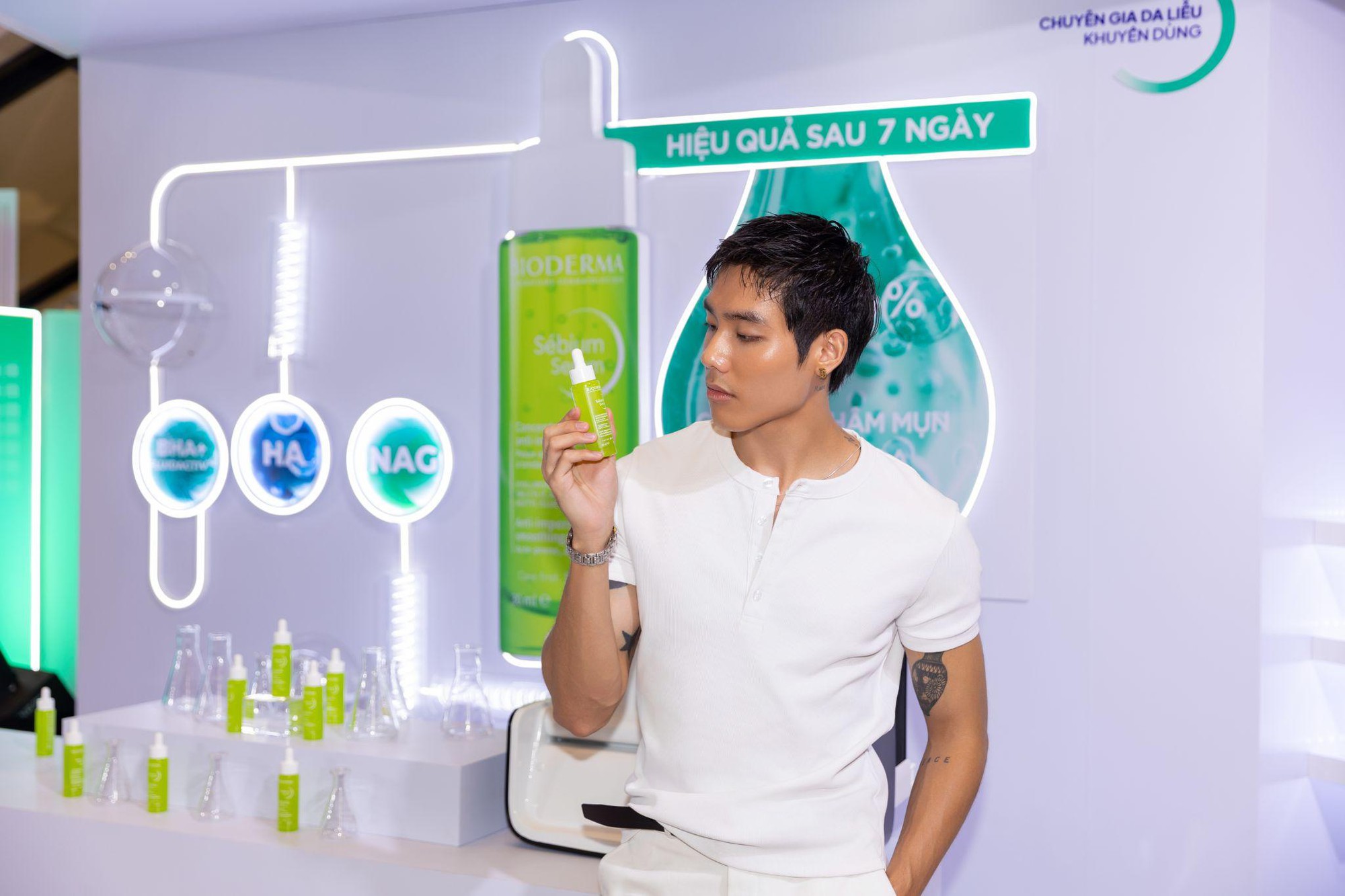 Một giải pháp cải thiện toàn diện da dầu mụn cho tuổi trưởng thành- Ảnh 1.