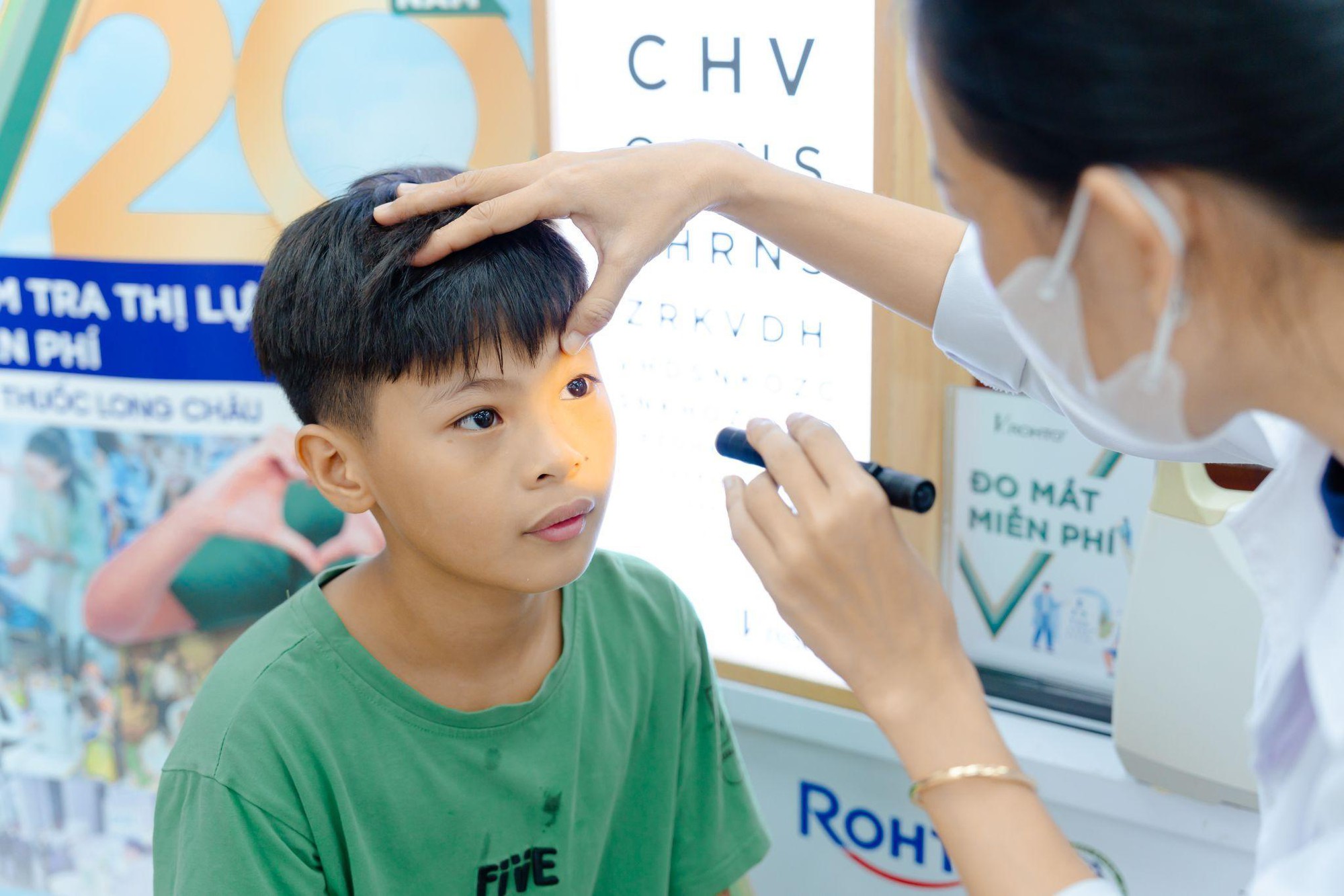 Long Châu và V.Rohto tầm soát thị lực miễn phí – Vì sức khỏe đôi mắt Việt- Ảnh 2.