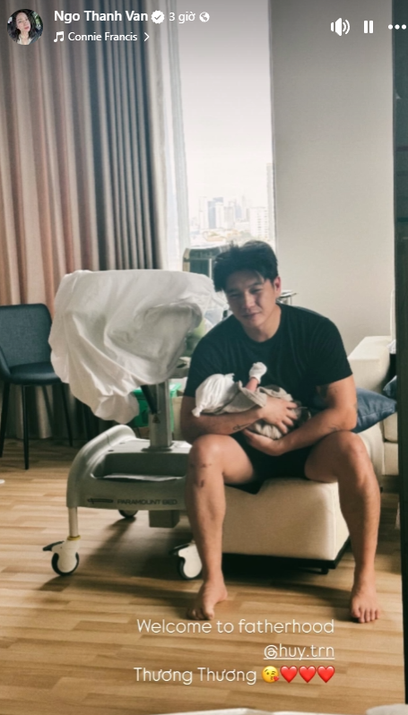 Chỉ vài ngày sau khi đón con gái đầu lòng, Huy Trần đã lộ khoảnh khắc “ông bố bỉm” chính hiệu: Bơ phờ, thiếu ngủ nhưng vẫn ôm con ân cần- Ảnh 1. Chỉ vài ngày sau khi đón con gái đầu lòng, Huy Trần đã lộ khoảnh khắc “ông bố bỉm” chính hiệu: Bơ phờ, thiếu ngủ nhưng vẫn ôm con ân cần- Ảnh 1.