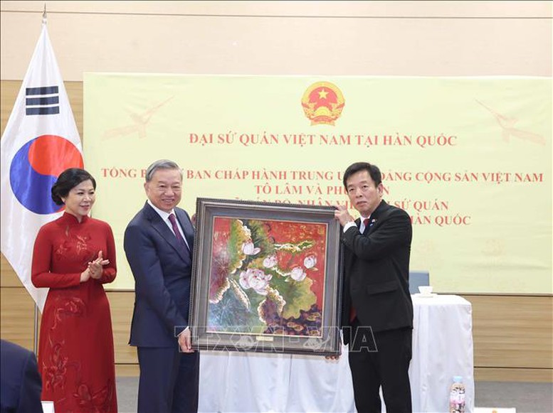 Tổng Bí thư Tô Lâm gặp gỡ cán bộ, nhân viên Đại sứ quán và cộng đồng người Việt Nam tại Hàn Quốc- Ảnh 3. Tổng Bí thư Tô Lâm gặp gỡ cán bộ, nhân viên Đại sứ quán và cộng đồng người Việt Nam tại Hàn Quốc- Ảnh 3.