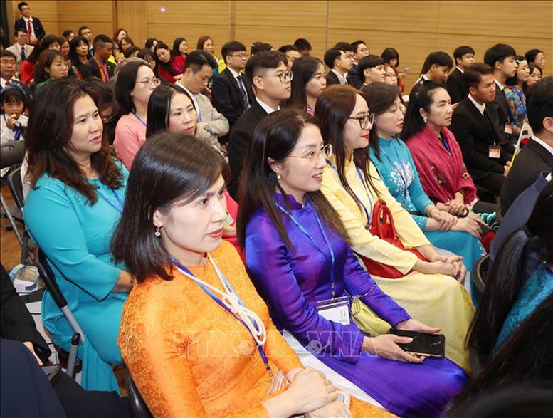 Tổng Bí thư Tô Lâm gặp gỡ cán bộ, nhân viên Đại sứ quán và cộng đồng người Việt Nam tại Hàn Quốc- Ảnh 2. Tổng Bí thư Tô Lâm gặp gỡ cán bộ, nhân viên Đại sứ quán và cộng đồng người Việt Nam tại Hàn Quốc- Ảnh 2.