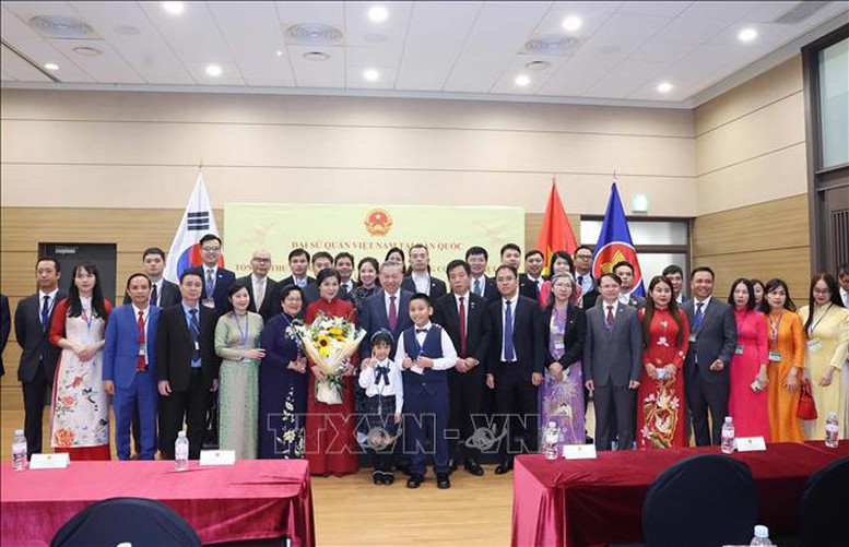 Tổng Bí thư Tô Lâm gặp gỡ cán bộ, nhân viên Đại sứ quán và cộng đồng người Việt Nam tại Hàn Quốc- Ảnh 4. Tổng Bí thư Tô Lâm gặp gỡ cán bộ, nhân viên Đại sứ quán và cộng đồng người Việt Nam tại Hàn Quốc- Ảnh 4.