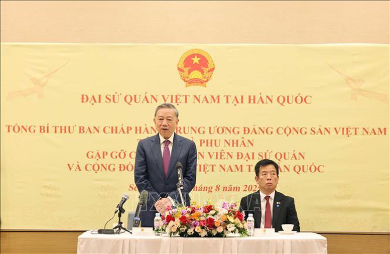 Tổng Bí thư Tô Lâm gặp gỡ cán bộ, nhân viên Đại sứ quán và cộng đồng người Việt Nam tại Hàn Quốc- Ảnh 1. Tổng Bí thư Tô Lâm gặp gỡ cán bộ, nhân viên Đại sứ quán và cộng đồng người Việt Nam tại Hàn Quốc- Ảnh 1.