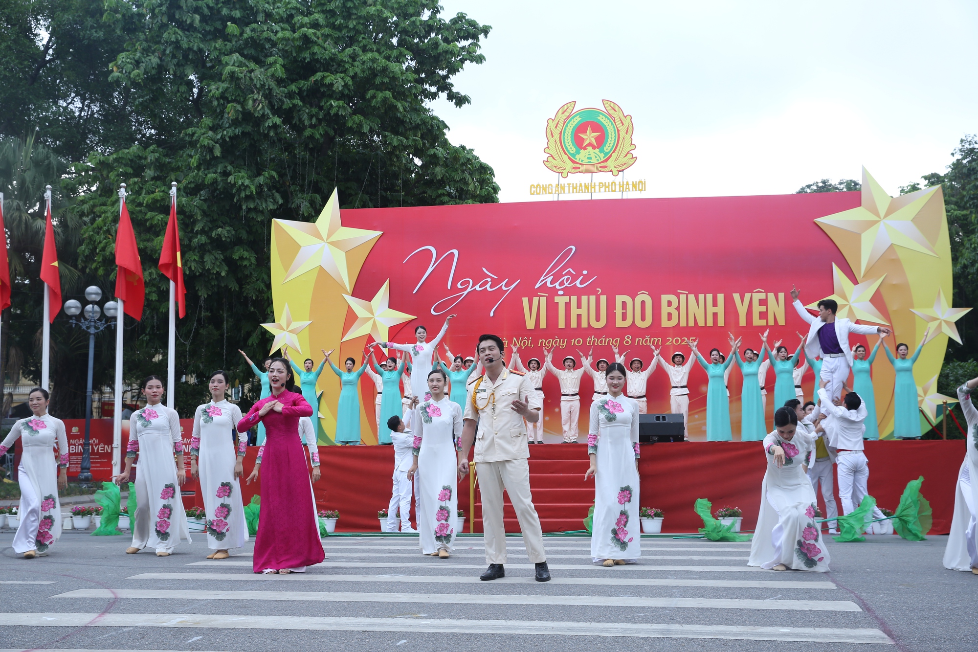 Ngày hội 'Vì Thủ đô bình yên' - Tôn vinh 80 năm truyền thống Công an Thủ đô- Ảnh 5. Ngày hội 'Vì Thủ đô bình yên' - Tôn vinh 80 năm truyền thống Công an Thủ đô- Ảnh 5.