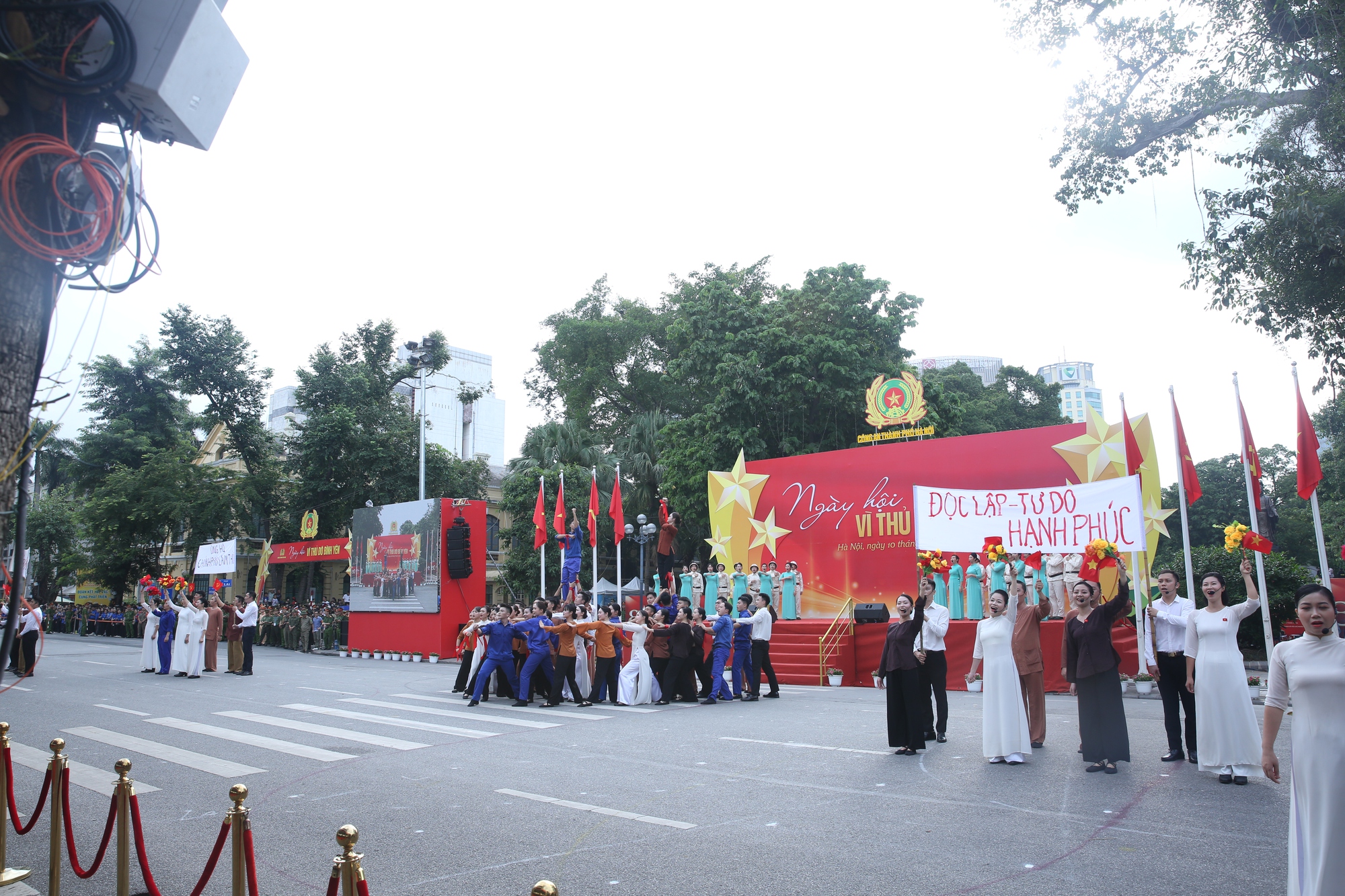 Ngày hội 'Vì Thủ đô bình yên' - Tôn vinh 80 năm truyền thống Công an Thủ đô- Ảnh 21. Ngày hội 'Vì Thủ đô bình yên' - Tôn vinh 80 năm truyền thống Công an Thủ đô- Ảnh 21.