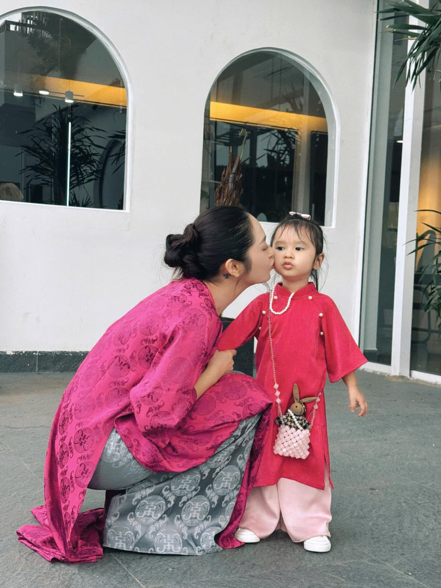 Con gái Bảo Anh 2 tuổi đàn hát cực khéo, dân tình hết lời khen ngợi- Ảnh 1.