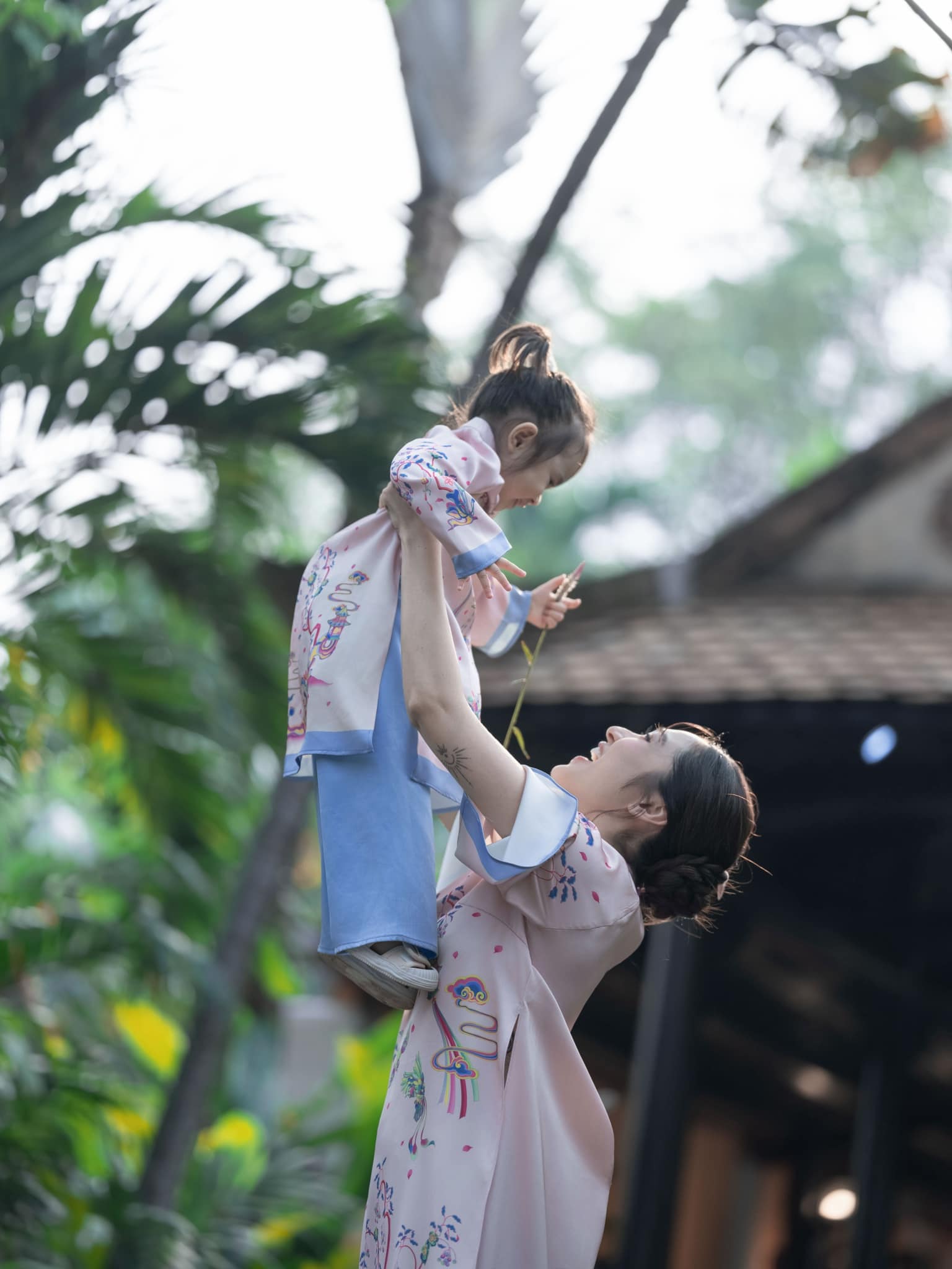 Con gái Bảo Anh 2 tuổi đàn hát cực khéo, dân tình hết lời khen ngợi- Ảnh 2.