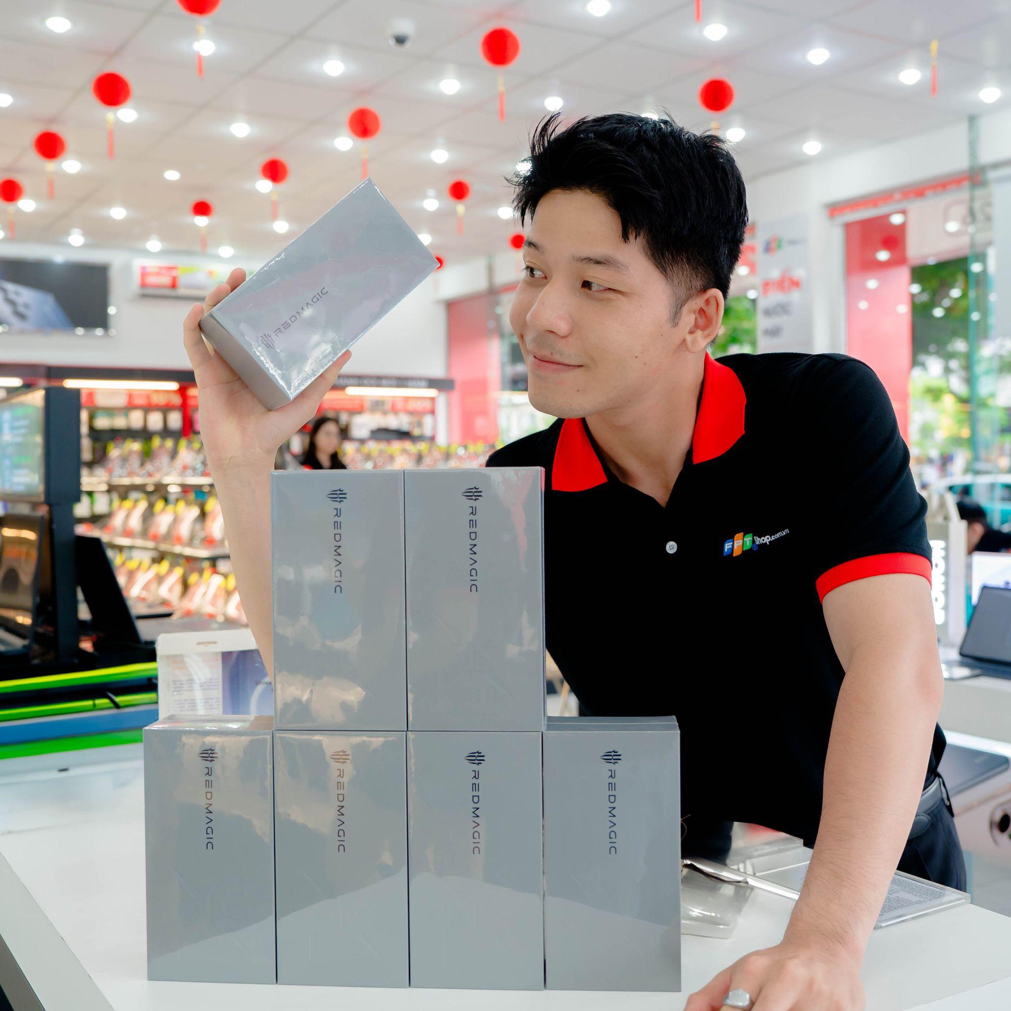 Giảm đến 4.000.000 đồng khi mua Gaming Phone REDMAGIC 10S Pro tại FPT Shop- Ảnh 1. Giảm đến 4.000.000 đồng khi mua Gaming Phone REDMAGIC 10S Pro tại FPT Shop- Ảnh 1.