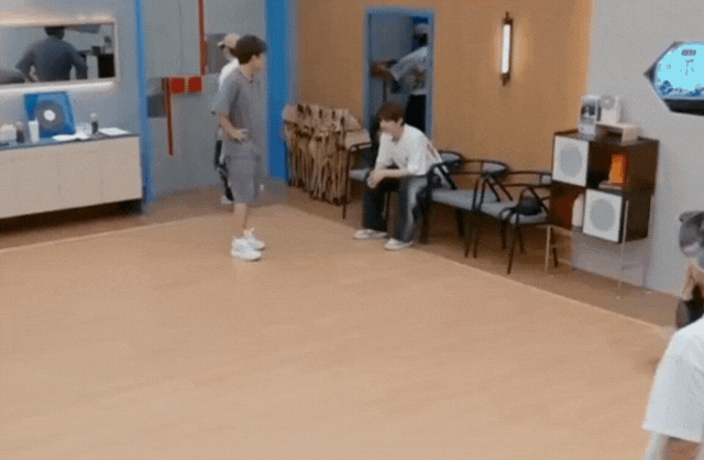 2 Anh Trai Vượt Ngàn Chông Gai gây lộn nảy lửa giữa set quay, 1 người bất mãn dọn sạch đồ bỏ về- Ảnh 3. 2 Anh Trai Vượt Ngàn Chông Gai gây lộn nảy lửa giữa set quay, 1 người bất mãn dọn sạch đồ bỏ về- Ảnh 3.