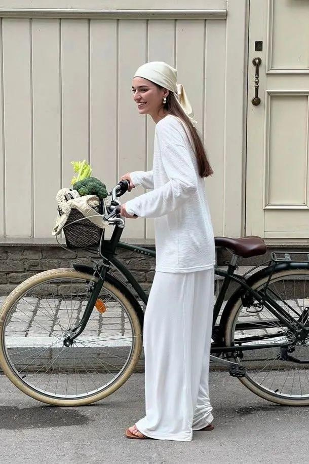 10 cách biến hóa với khăn lụa: Bí quyết nâng tầm phong cách như quý cô Paris- Ảnh 30. 10 cách biến hóa với khăn lụa: Bí quyết nâng tầm phong cách như quý cô Paris- Ảnh 30.