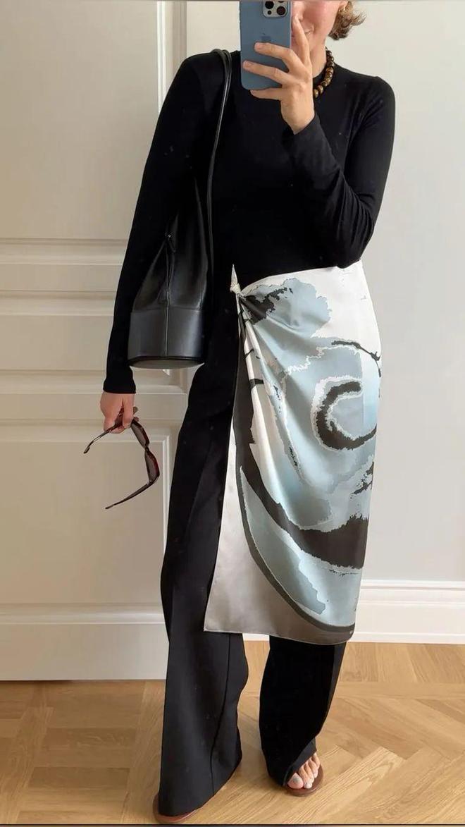 10 cách biến hóa với khăn lụa: Bí quyết nâng tầm phong cách như quý cô Paris- Ảnh 18. 10 cách biến hóa với khăn lụa: Bí quyết nâng tầm phong cách như quý cô Paris- Ảnh 18.