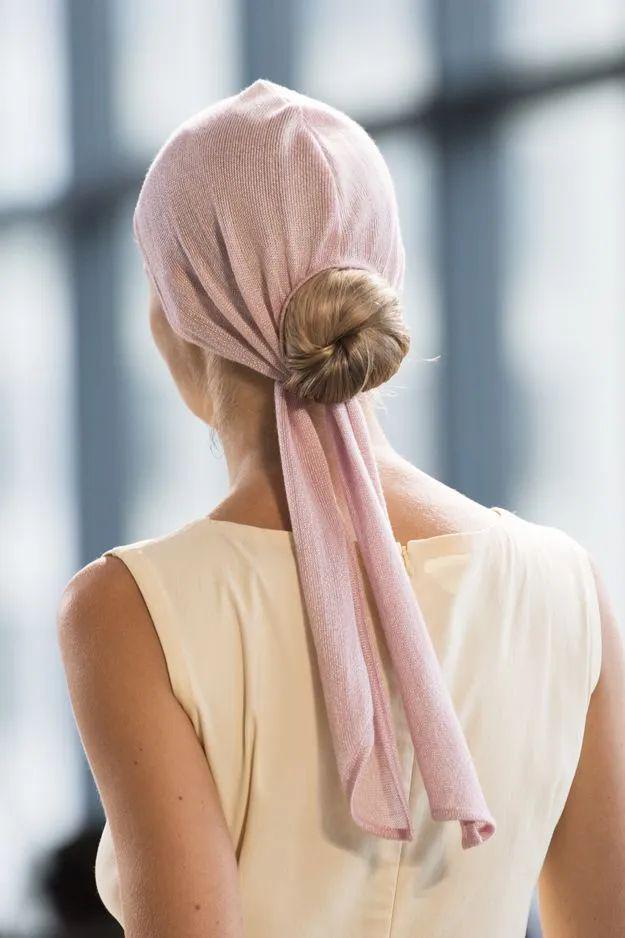 10 cách biến hóa với khăn lụa: Bí quyết nâng tầm phong cách như quý cô Paris- Ảnh 6. 10 cách biến hóa với khăn lụa: Bí quyết nâng tầm phong cách như quý cô Paris- Ảnh 6.