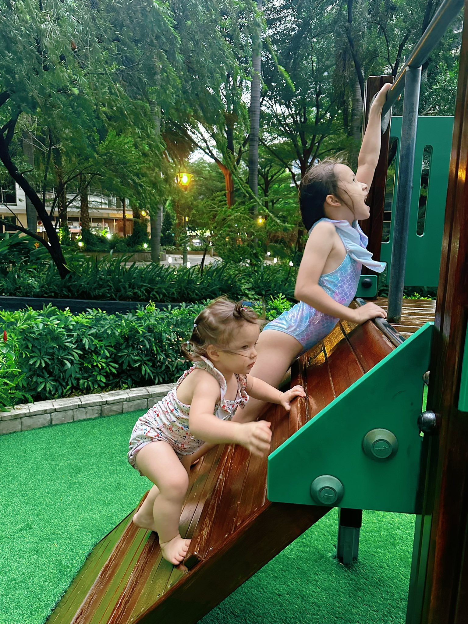 Lan Phương hậu ly hôn chồng Tây: "Không suy nghĩ nhiều, sống cách biệt với mọi thứ, chỉ có mình và 2 con"- Ảnh 2. Lan Phương hậu ly hôn chồng Tây: "Không suy nghĩ nhiều, sống cách biệt với mọi thứ, chỉ có mình và 2 con"- Ảnh 2.