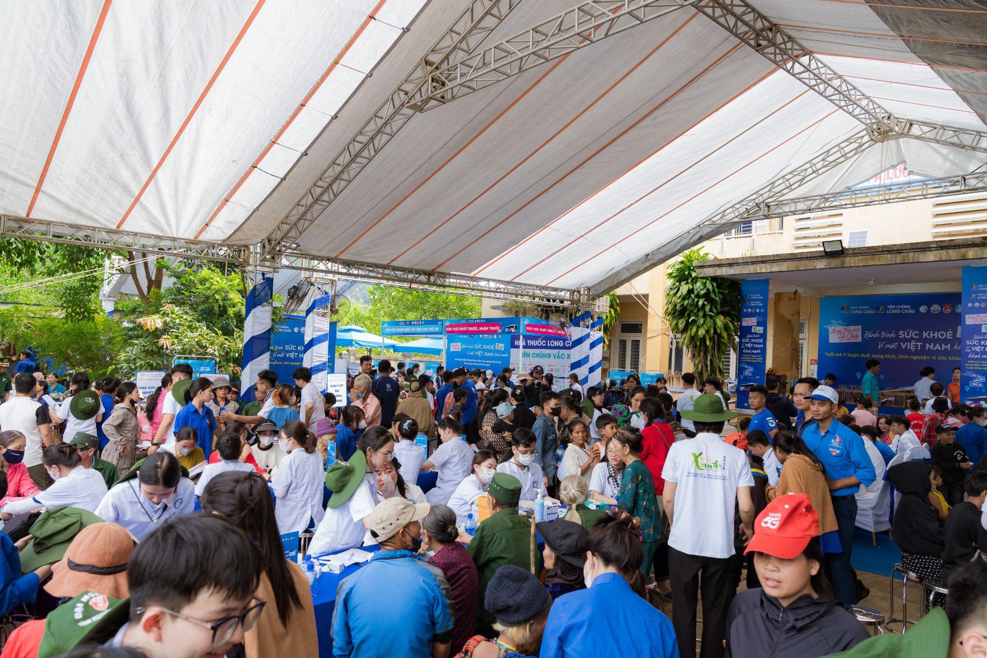 Long Châu và nghệ sĩ Trường Giang mang yêu thương đến với bà con huyện A Lưới – Huế- Ảnh 1.