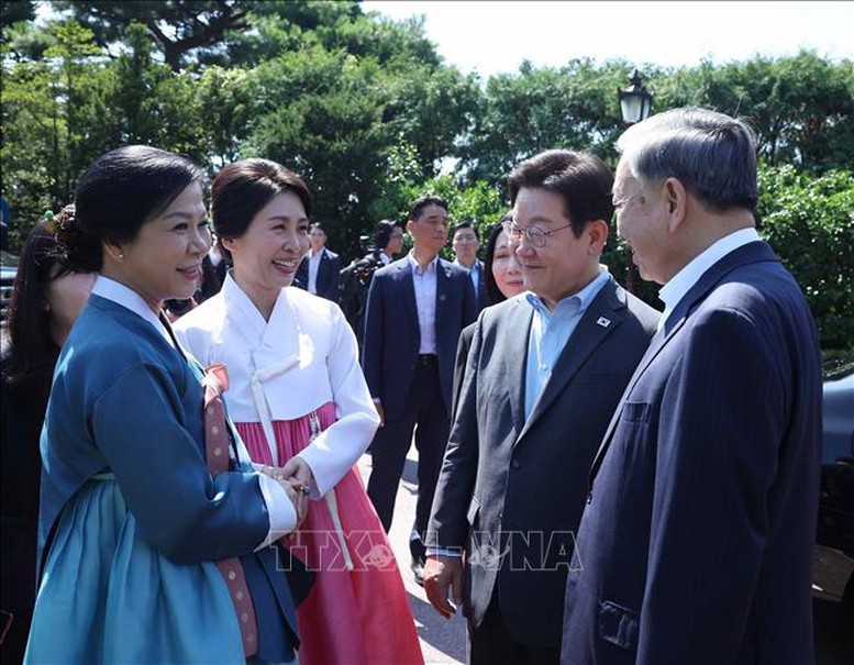 Chùm ảnh: Tổng Bí thư Tô Lâm và Phu nhân dự tiệc trà và thưởng thức nghệ thuật truyền thống- Ảnh 1. Chùm ảnh: Tổng Bí thư Tô Lâm và Phu nhân dự tiệc trà và thưởng thức nghệ thuật truyền thống- Ảnh 1.