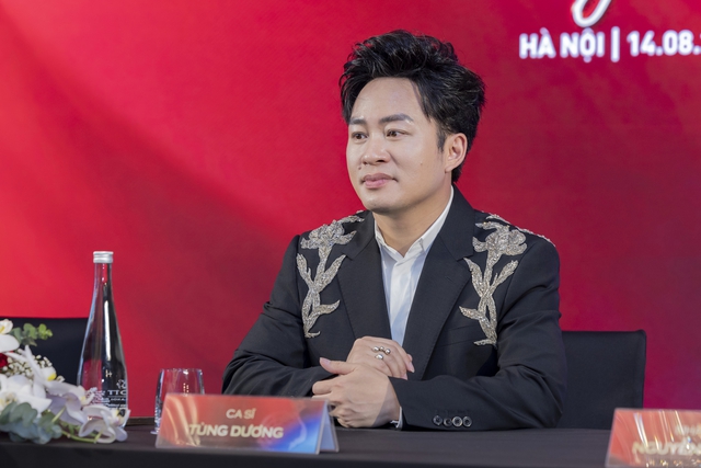 Nghe Tùng Dương hát live “Việt Nam - Tự hào tiếp bước tương lai” mới hiểu sao netizen dặn dò “mua bảo hiểm dây thanh”- Ảnh 2.