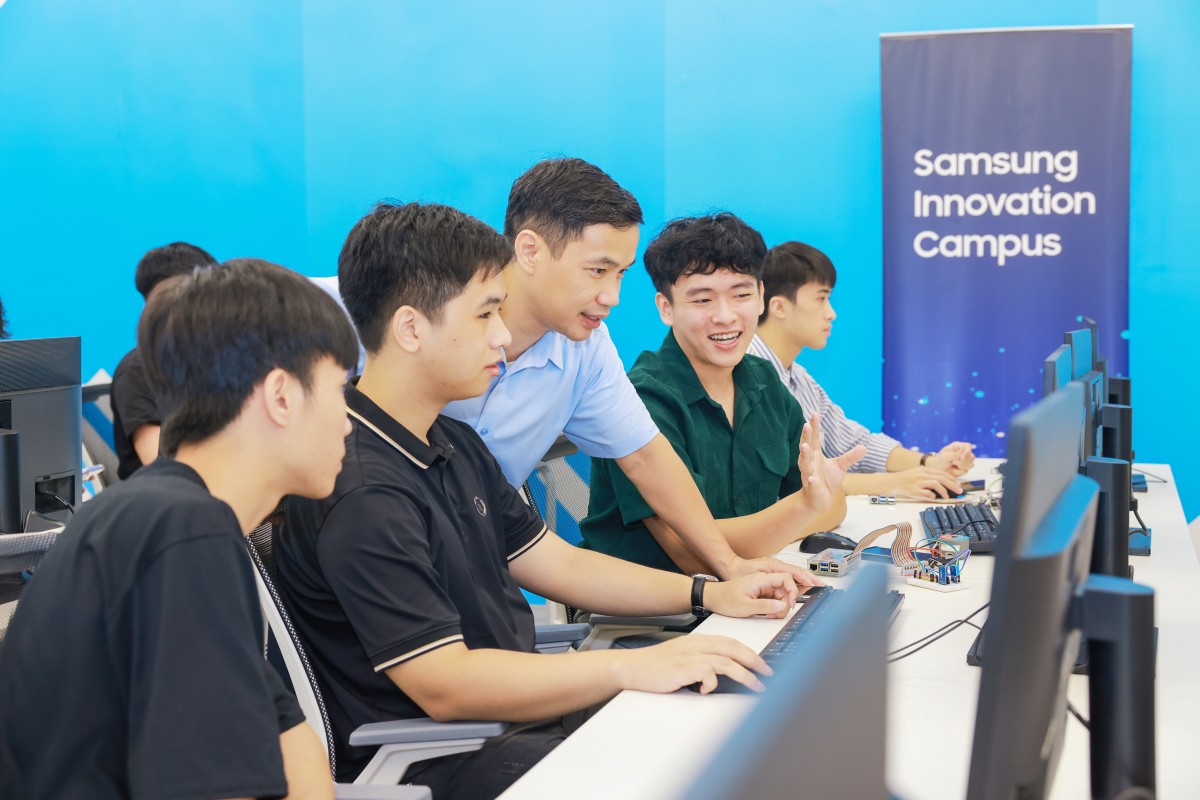 gia-ng-vie-n-va-nhom-sinh-vie-n-chia-se-kie-n-thu-c-tai-lo-p-hoc-samsung-innovation-campus20250813210448.jpg