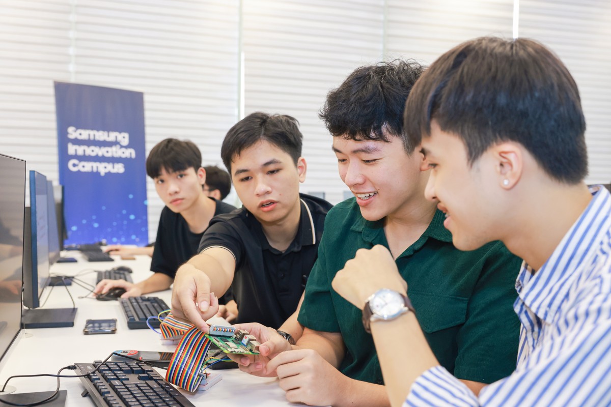 nhom-sinh-vie-n-ha-o-hu-ng-trao-do-i-kie-n-thu-c-tai-lo-p-hoc-samsung-innovation-campus-120250813210422.jpg