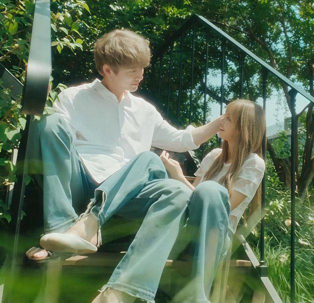 Lộ clip Lisa (BLACKPINK) thẫn thờ đau đớn khi chia tay bạn trai, Jennie phải ôm giữa sân bay để an ủi?- Ảnh 8.