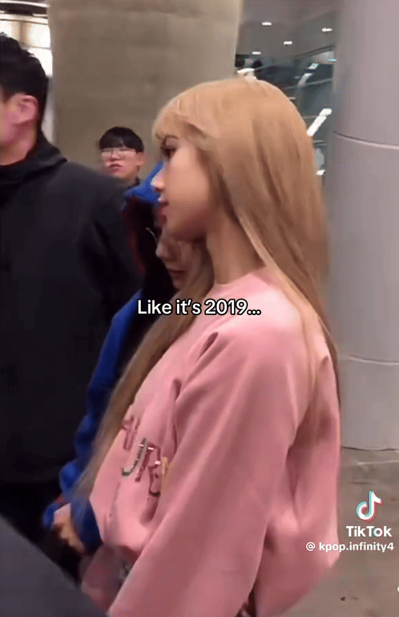 Lộ clip Lisa (BLACKPINK) thẫn thờ đau đớn khi chia tay bạn trai, Jennie phải ôm giữa sân bay để an ủi?- Ảnh 5.