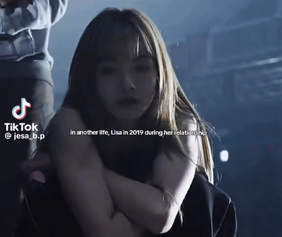 Lộ clip Lisa (BLACKPINK) thẫn thờ đau đớn khi chia tay bạn trai, Jennie phải ôm giữa sân bay để an ủi?- Ảnh 1.