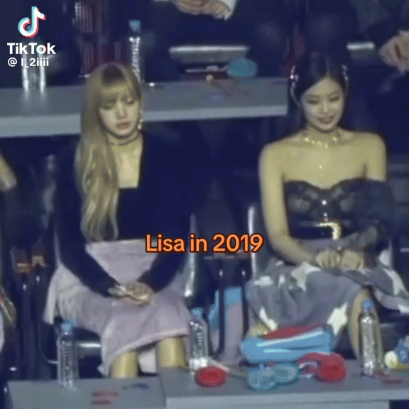 Lộ clip Lisa (BLACKPINK) thẫn thờ đau đớn khi chia tay bạn trai, Jennie phải ôm giữa sân bay để an ủi?- Ảnh 3.