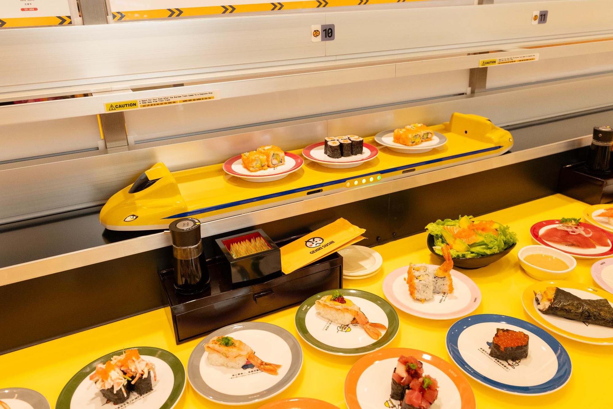 Genki Sushi cập bến TP.HCM - Dân tình đua nhau check-in cùng tàu Kousoku- Ảnh 2.