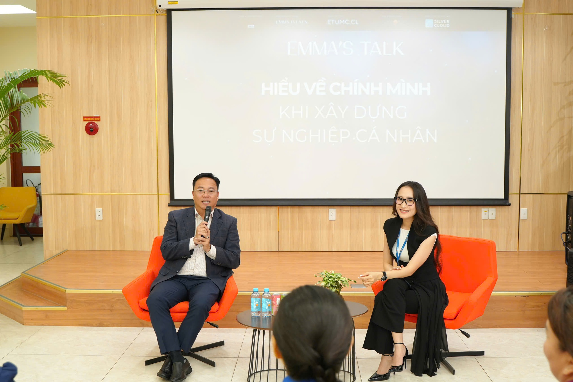 Chủ tịch HĐQT SATORI - Ông Dương Trung Lợi chia sẻ “Hiểu về chính mình khi xây dựng sự nghiệp cá nhân” trong hội thảo phát triển bản thân Emma’s Talk.- Ảnh 1.