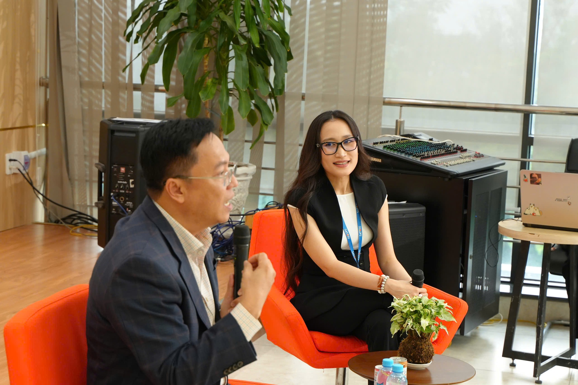 Chủ tịch HĐQT SATORI - Ông Dương Trung Lợi chia sẻ “Hiểu về chính mình khi xây dựng sự nghiệp cá nhân” trong hội thảo phát triển bản thân Emma’s Talk.- Ảnh 5.