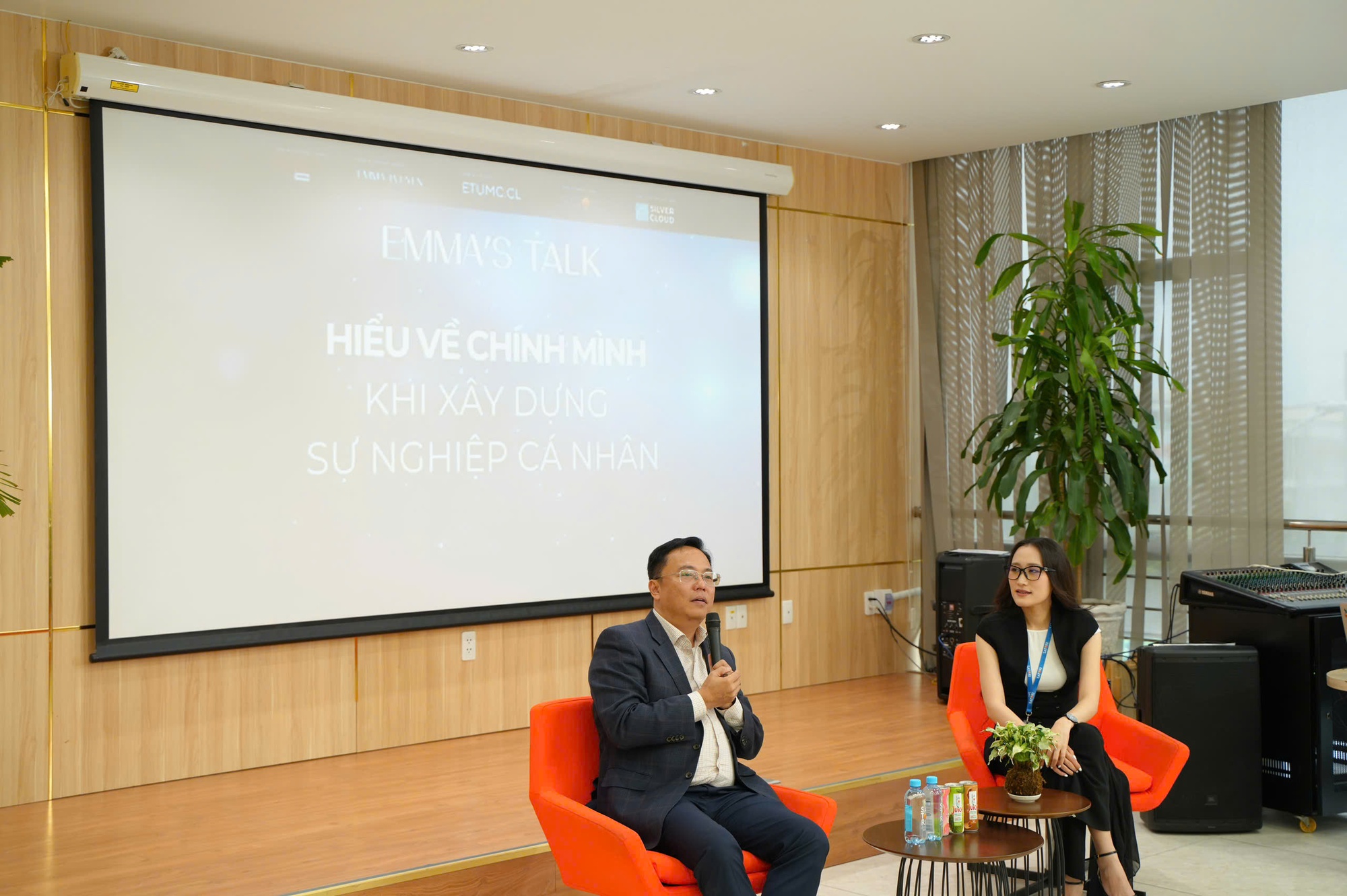 Chủ tịch HĐQT SATORI - Ông Dương Trung Lợi chia sẻ “Hiểu về chính mình khi xây dựng sự nghiệp cá nhân” trong hội thảo phát triển bản thân Emma’s Talk.- Ảnh 9.
