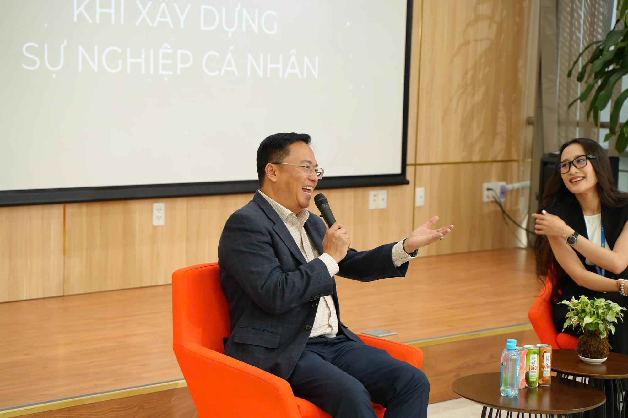 Chủ tịch HĐQT SATORI - Ông Dương Trung Lợi chia sẻ “Hiểu về chính mình khi xây dựng sự nghiệp cá nhân” trong hội thảo phát triển bản thân Emma’s Talk.- Ảnh 3.