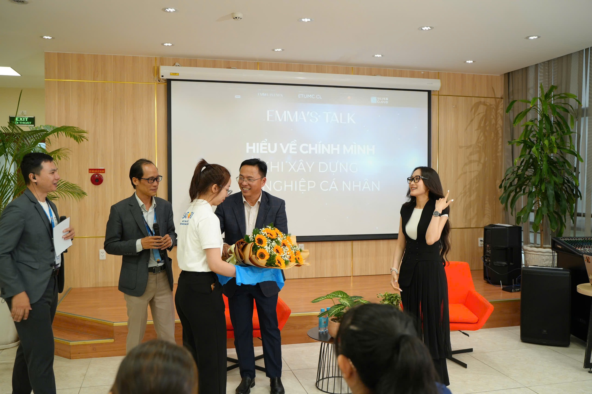 Chủ tịch HĐQT SATORI - Ông Dương Trung Lợi chia sẻ “Hiểu về chính mình khi xây dựng sự nghiệp cá nhân” trong hội thảo phát triển bản thân Emma’s Talk.- Ảnh 10.