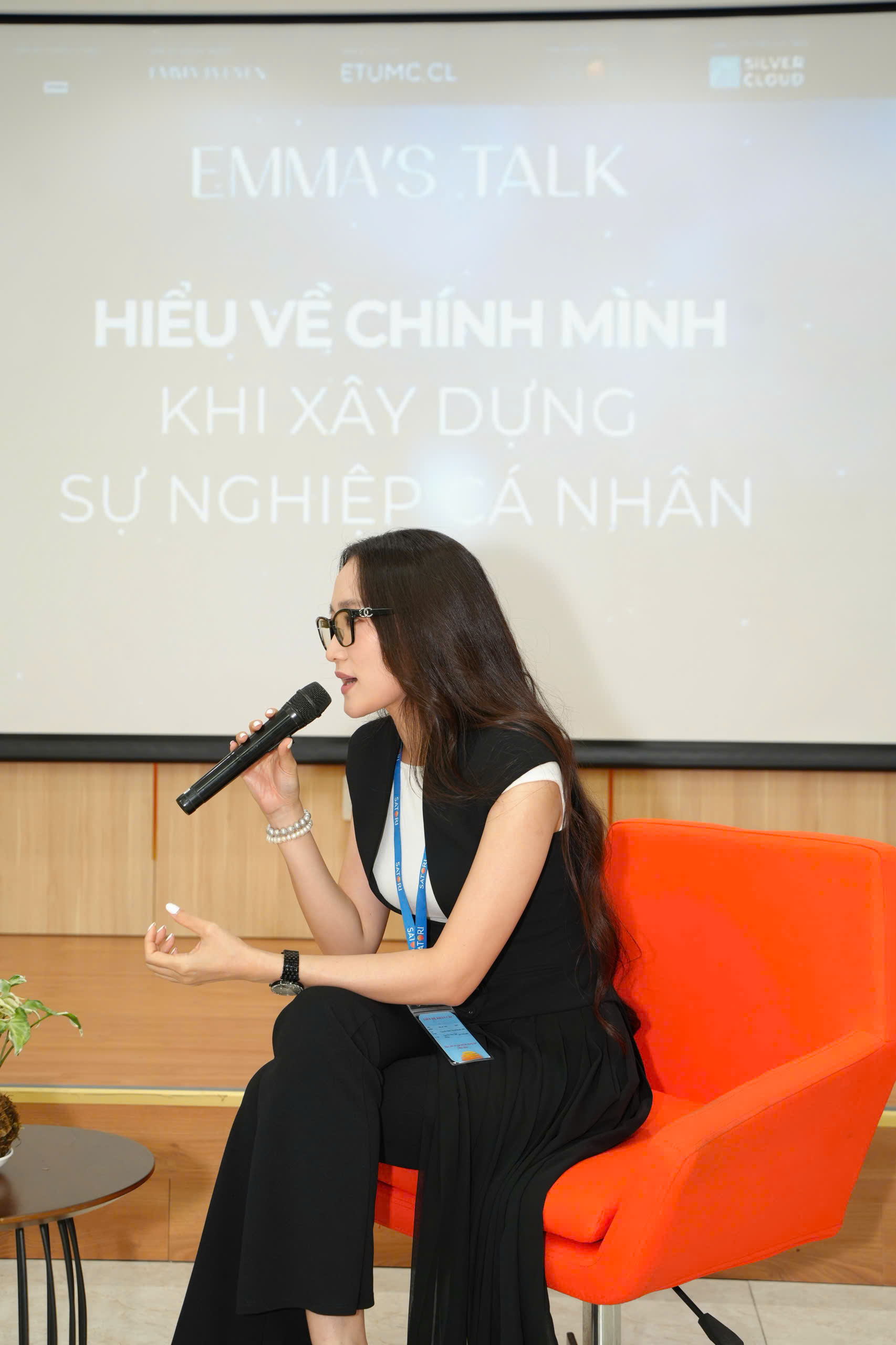 Chủ tịch HĐQT SATORI - Ông Dương Trung Lợi chia sẻ “Hiểu về chính mình khi xây dựng sự nghiệp cá nhân” trong hội thảo phát triển bản thân Emma’s Talk.- Ảnh 7.
