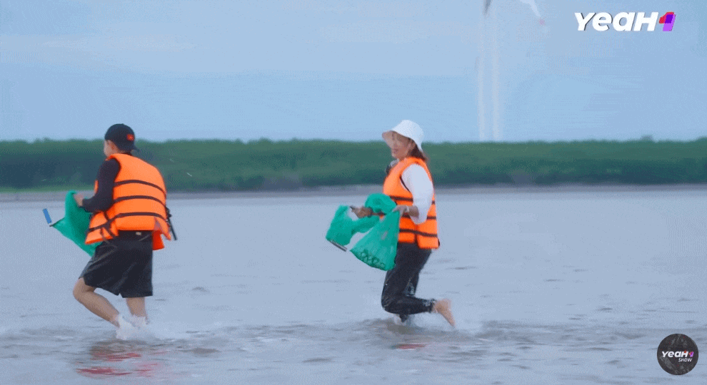 'Gia đình Haha' tập 10: Cười nghiêng ngả với 'vũ điệu cào nghêu', Ái Phương thu hoạch đầy tay, Duy Khánh liều mình 'còn nước còn tát'- Ảnh 2. 'Gia đình Haha' tập 10: Cười nghiêng ngả với 'vũ điệu cào nghêu', Ái Phương thu hoạch đầy tay, Duy Khánh liều mình 'còn nước còn tát'- Ảnh 2.