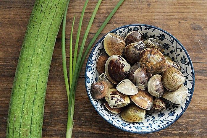 Dùng dầu ăn và muối để ngâm ngao là sai lầm: Một ngư dân chỉ mẹo giúp ngao nhả cát ra nhanh chóng và sạch sẽ- Ảnh 5.