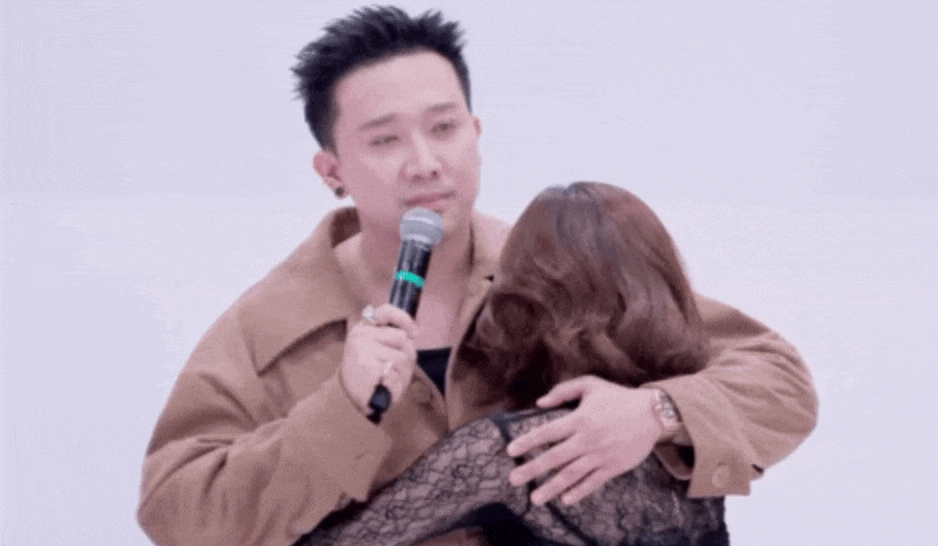 Chuyện không lên sóng: Vừa diễn xong màn solo, một Em Xinh ôm chầm lấy Trấn Thành bật khóc nức nở- Ảnh 5. Chuyện không lên sóng: Vừa diễn xong màn solo, một Em Xinh ôm chầm lấy Trấn Thành bật khóc nức nở- Ảnh 5.