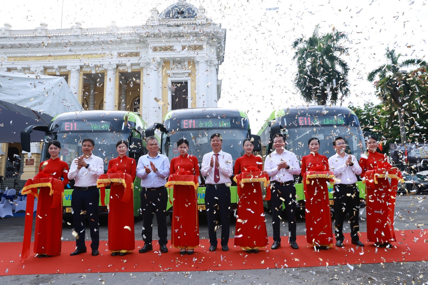VinBus khai trương tuyến buýt điện E11 phục vụ miễn phí người dân thủ đô- Ảnh 1. VinBus khai trương tuyến buýt điện E11 phục vụ miễn phí người dân thủ đô- Ảnh 1.