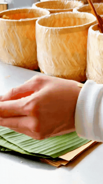 Quầy xôi xéo lá dứa nổi như cồn ở Cần Thơ: Chỉ 15k mà vừa ngon vừa chắc bụng, còn được xem cô chủ "múa tay" cực điệu nghệ!- Ảnh 2. Quầy xôi xéo lá dứa nổi như cồn ở Cần Thơ: Chỉ 15k mà vừa ngon vừa chắc bụng, còn được xem cô chủ "múa tay" cực điệu nghệ!- Ảnh 2.