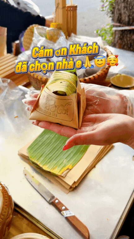 Quầy xôi xéo lá dứa nổi như cồn ở Cần Thơ: Chỉ 15k mà vừa ngon vừa chắc bụng, còn được xem cô chủ "múa tay" cực điệu nghệ!- Ảnh 16. Quầy xôi xéo lá dứa nổi như cồn ở Cần Thơ: Chỉ 15k mà vừa ngon vừa chắc bụng, còn được xem cô chủ "múa tay" cực điệu nghệ!- Ảnh 16.