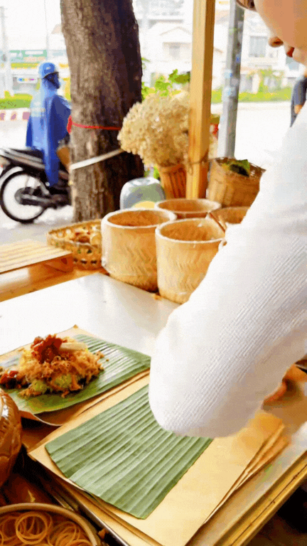 Quầy xôi xéo lá dứa nổi như cồn ở Cần Thơ: Chỉ 15k mà vừa ngon vừa chắc bụng, còn được xem cô chủ "múa tay" cực điệu nghệ!- Ảnh 15. Quầy xôi xéo lá dứa nổi như cồn ở Cần Thơ: Chỉ 15k mà vừa ngon vừa chắc bụng, còn được xem cô chủ "múa tay" cực điệu nghệ!- Ảnh 15.