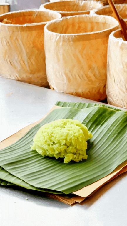 Quầy xôi xéo lá dứa nổi như cồn ở Cần Thơ: Chỉ 15k mà vừa ngon vừa chắc bụng, còn được xem cô chủ "múa tay" cực điệu nghệ!- Ảnh 1. Quầy xôi xéo lá dứa nổi như cồn ở Cần Thơ: Chỉ 15k mà vừa ngon vừa chắc bụng, còn được xem cô chủ "múa tay" cực điệu nghệ!- Ảnh 1.