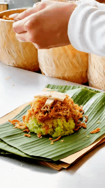 Quầy xôi xéo lá dứa nổi như cồn ở Cần Thơ: Chỉ 15k mà vừa ngon vừa chắc bụng, còn được xem cô chủ "múa tay" cực điệu nghệ!- Ảnh 3. Quầy xôi xéo lá dứa nổi như cồn ở Cần Thơ: Chỉ 15k mà vừa ngon vừa chắc bụng, còn được xem cô chủ "múa tay" cực điệu nghệ!- Ảnh 3.